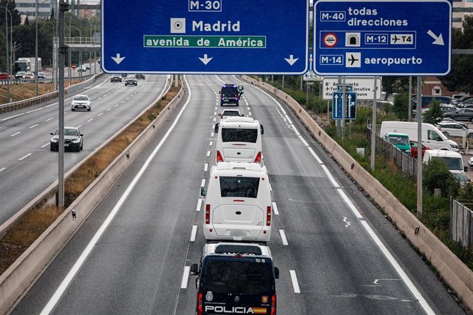El convoy con los pasajeros españoles se dirige por la A2 al Hospital Central de la Defensa Gómez Ulla, a 10 de mayo de 2026, en Madrid (España). Los 14 españoles que viajaban en el crucero MV Hondius aquejado por un brote de hantavirus son trasladados al