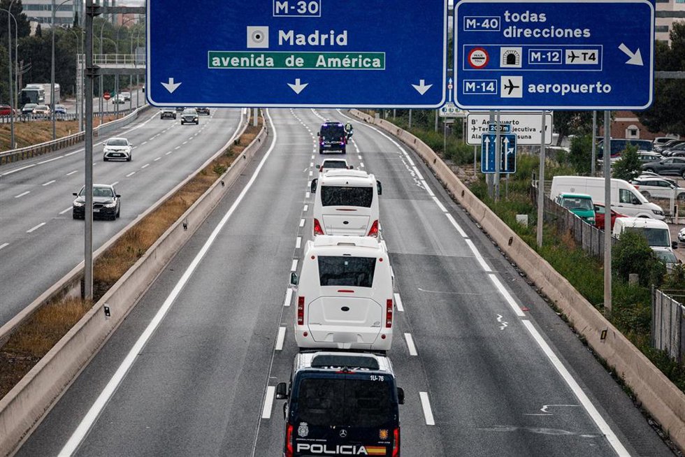 El convoy con los pasajeros españoles se dirige por la A2 al Hospital Central de la Defensa Gómez Ulla, a 10 de mayo de 2026, en Madrid (España). Los 14 españoles que viajaban en el crucero MV Hondius aquejado por un brote de hantavirus son trasladados al