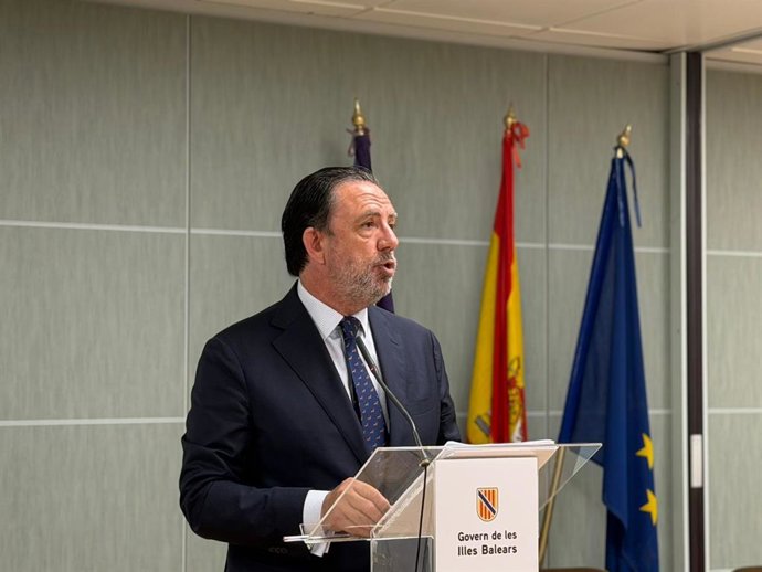 El conseller de Empresa, Autónomos y Energía, Alejandro Sáenz de San Pedro, en rueda de prensa