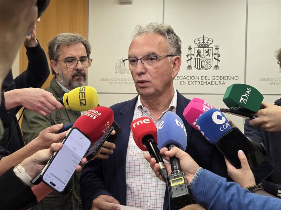 El delegado del Gobierno en Extremadura, José Luis Quintana, atiende a los medios de comunicación