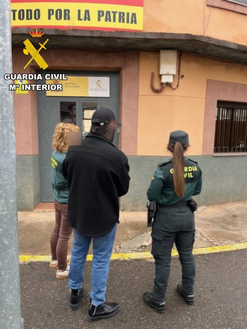 La Guardia Civil ha detenido a dos varones e investigado a otro por estafar 4.200 euros a una persona de avanzada edad en la Vega del Tuerto.