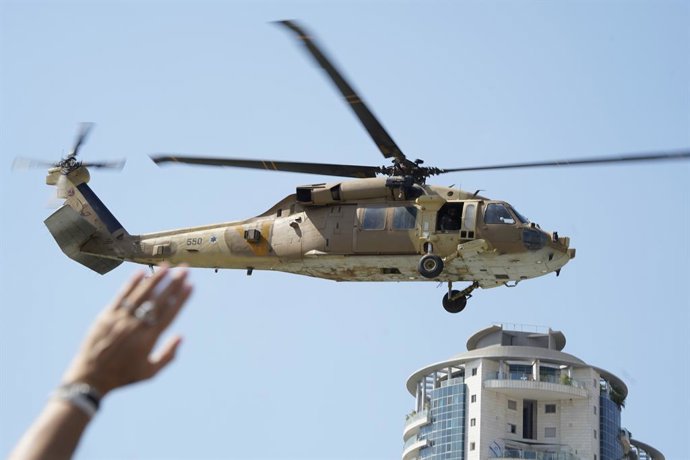 Archivo - Arquivo - 13 de outubro de 2025, Petah Tikva, Israel: Helicóptero das Forças de Defesa de Israel (IDF) pousa no Hospital Beilinson com refém israelense libertado, após dois anos em cativeiro do Hamas em Gaza. Reféns israelenses libertados chegam