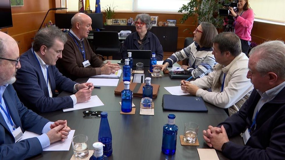 La consejera de Desarrollo Sostenible, Mercedes Gómez se reúne con el presidente de la Federación de Regantes del Alto Guadiana (FEGUALT), Ángel Bellón.