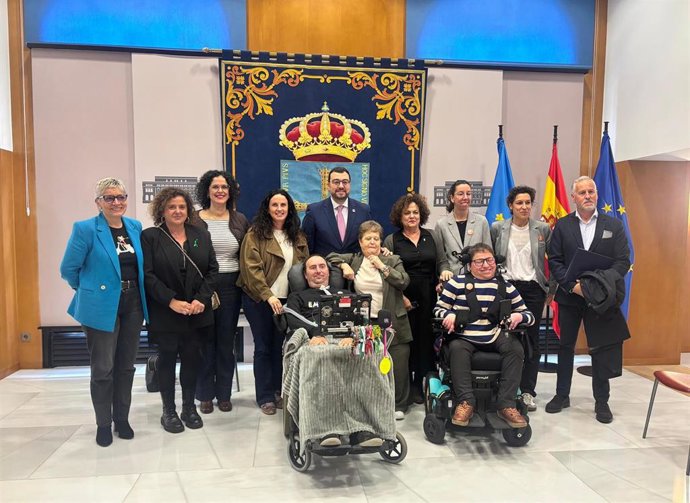 El presidente del Principado de Asturias, Adrián Barbón, la Consejera de Derechos Sociales y Bienestar, Marta del Arco y la consejera de Salud, Concepción Saavedra con representantes de ELA Principado y Asempa.