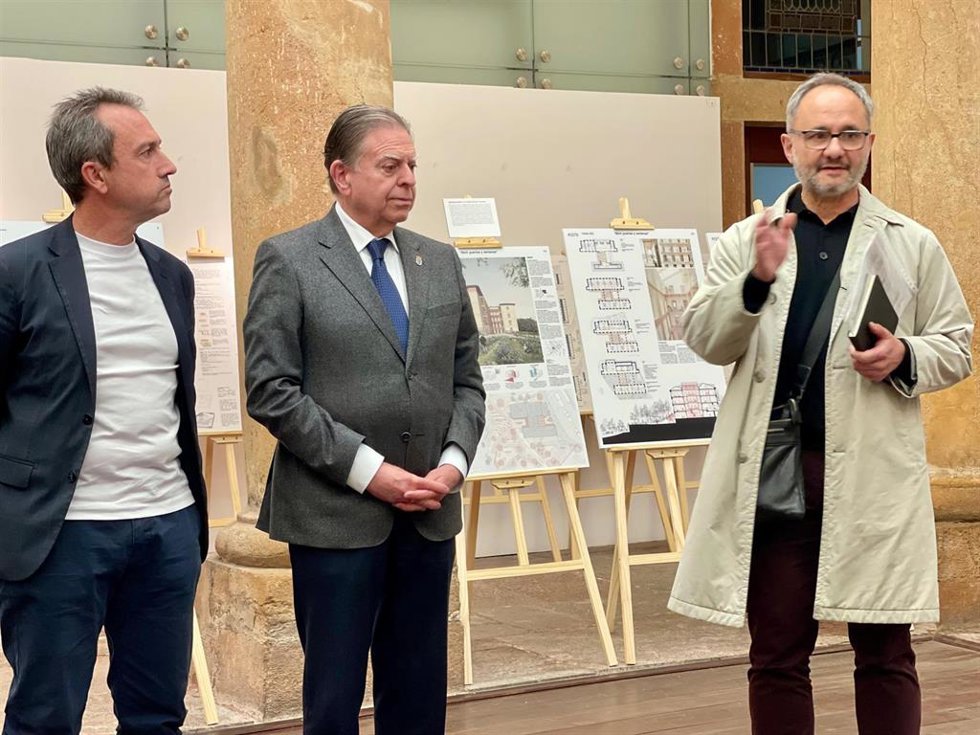 El consejero de Ordenación del Territorio, Ovidio Zapico, el alcalde de Oviedo, Alfredo Canteli, y el jefe de servicio de edificación de la Dirección General de Vivienda, Enrique Escudero, durante la presentación.