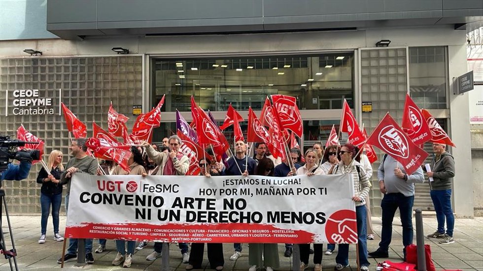 Concentración de UGT en rechazo al convenio estatal del comercio textil ante la sede de CEOE-Cepyme