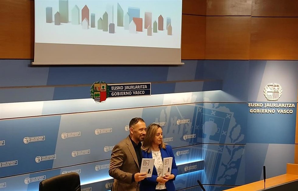 El consejero de Vivienda y Agenda Urbana, Denis Itxaso, junto a la la directora ganeral de Alokabide, Patricia Val, en rueda de prensa en Bilbao