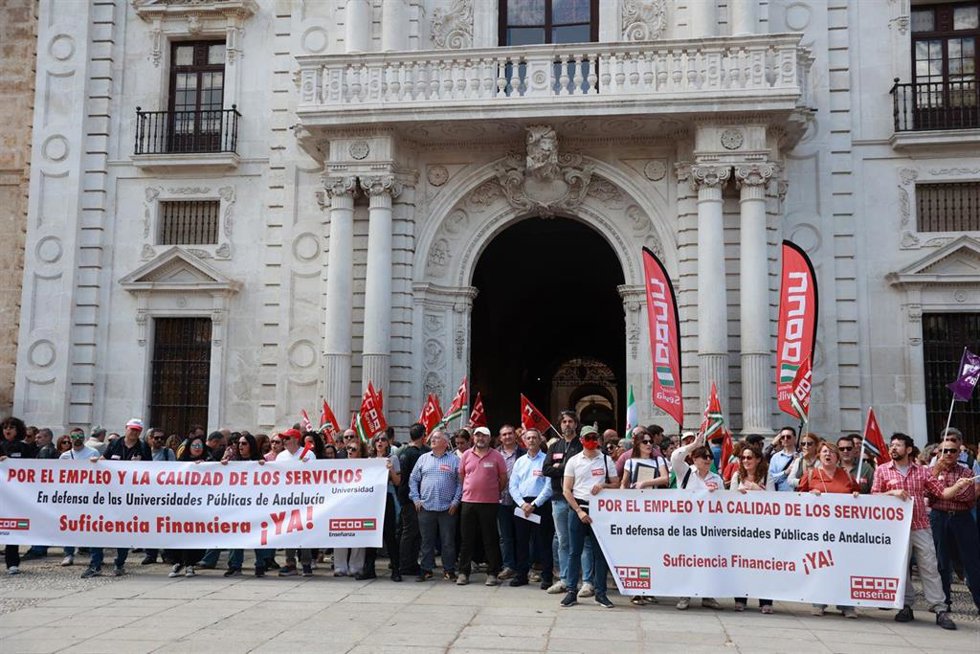 Asamblea-concentración de la sección sindical de CCOO en la Universidad de Sevilla.