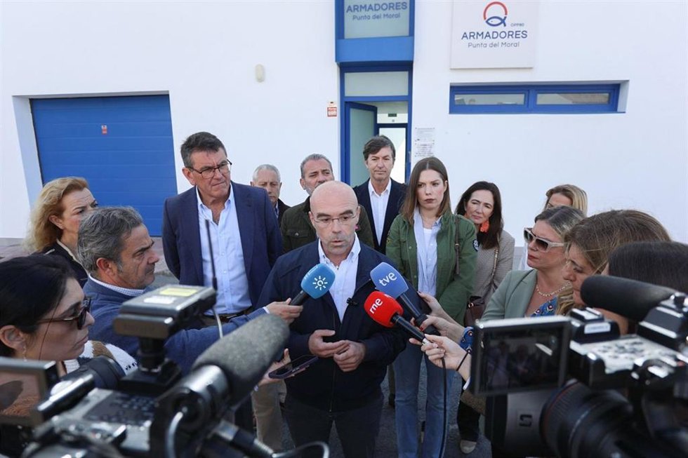 El jefe de la delegación de Vox en Bruselas, Jorge Buxadé, en una atención a medios tras mantener en Punta del Moral, en Ayamonte (Huelva) una reunión con el sector pesquero.