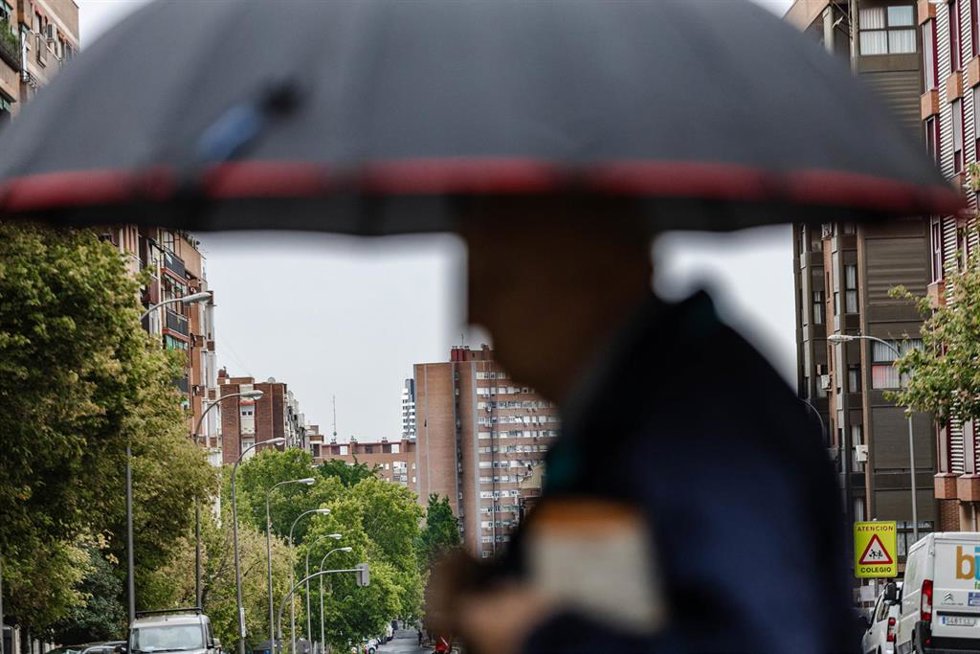 Archivo - Una persona camina bajo la lluvia, a 2 de septiembre de 2023, en Madrid (España). 