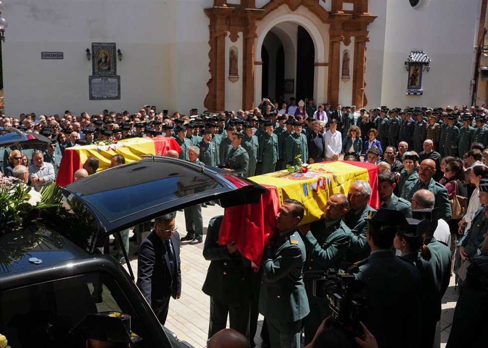 Los féretros de los dos agentes fallecidos en el funeral celebrado en la Parroquia de la Purísima Concepción de la capital onubense.