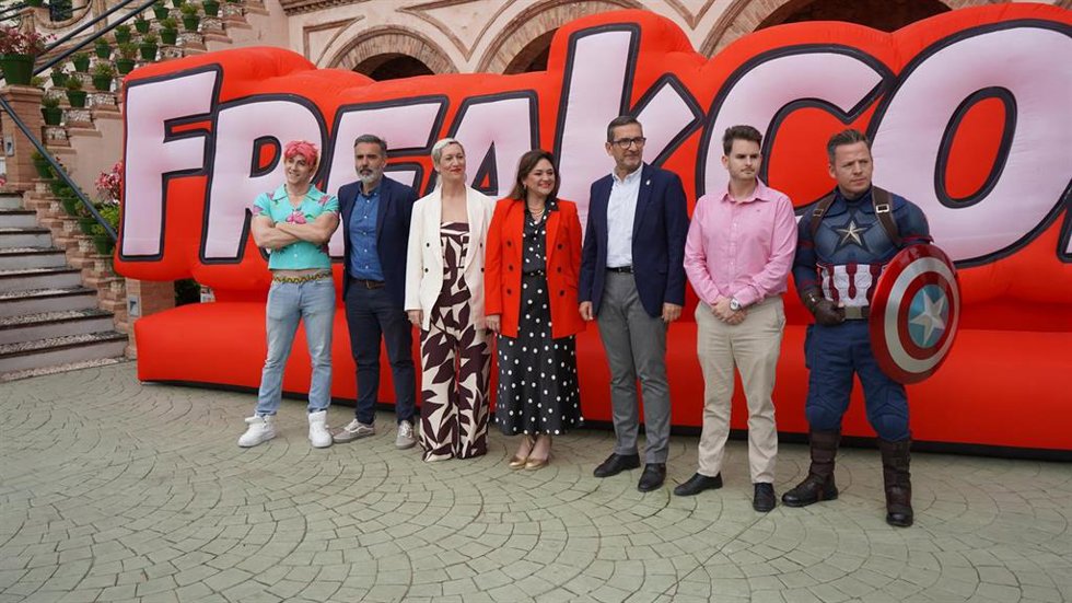 La alcaldesa de Torremolinos, Margarita del Cid; el diputado provincial Luis Rodríguez y el delegado territorial de Turismo, Cultura y Deporte, Carlos García, durante la presentación de FreakCon 2026.