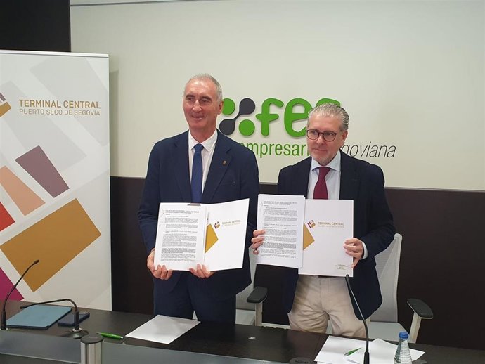 El alcalde de Segovia, José Mazarías (izda), y el presidente de FES, Andrés Ortega, tras la firma.