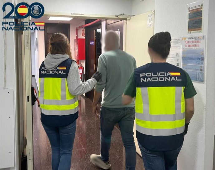 Agentes de la Policía Nacional escoltan a un detenido.