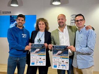 El director técnico del 'Casino de la Unión', Sancho Álvarez; la delegada de Natación de Segovia, Estrella Fadrique; el concejal de Deportes, Jesús Garrido; y el gerente de la empresa gestora de la piscina municipal climatizada, Andrés Garzarán.