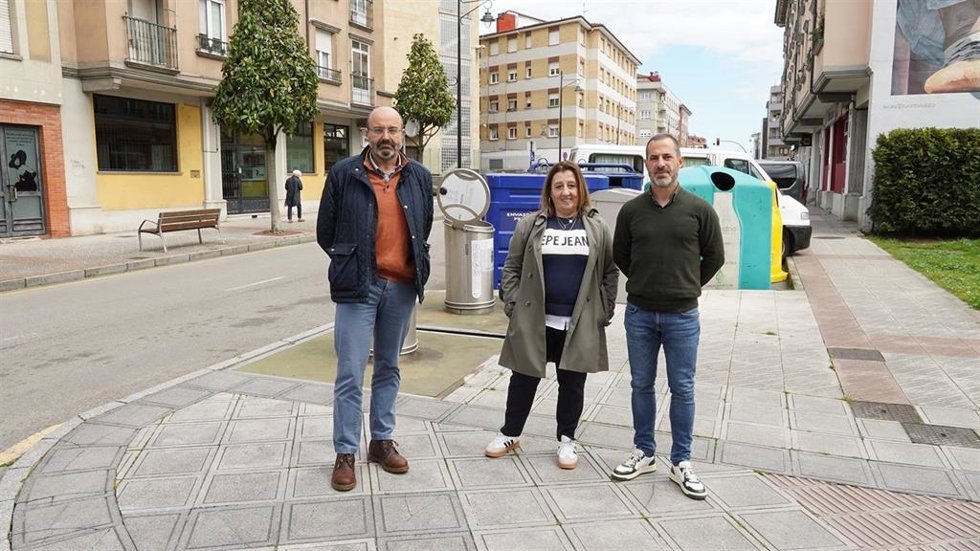 El alcalde de Siero, Ángel García, en Lugones, en una de las ubicaciones donde se soterrarán, los ediles con el ingeniero Jose Antonio Martínez.