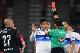 Futbol, Universidad Catolica vs Nublense Fecha 5, Copa de la Liga 2026. El arbitro Jose Cabero muestra tarjeta roja a Matias Palavecino de Universidad Catolica durante un partido de Copa de la Liga disputado en el estadio Claro Arena en Santiago,