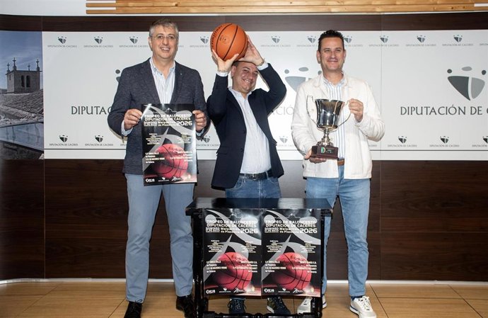 El diputado de deportes de la Diputación de Cáceres, Pablo López,  junto al secretario general de la Federación Extremeña de Baloncesto, Jorge Santos y el alcalde de Malpartida de Plasencia, Raúl Barrado.