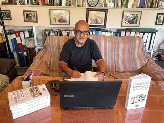 El autor Juan Ignacio Trillo junto a su obra 'Mujeres que rompieron el silencio'