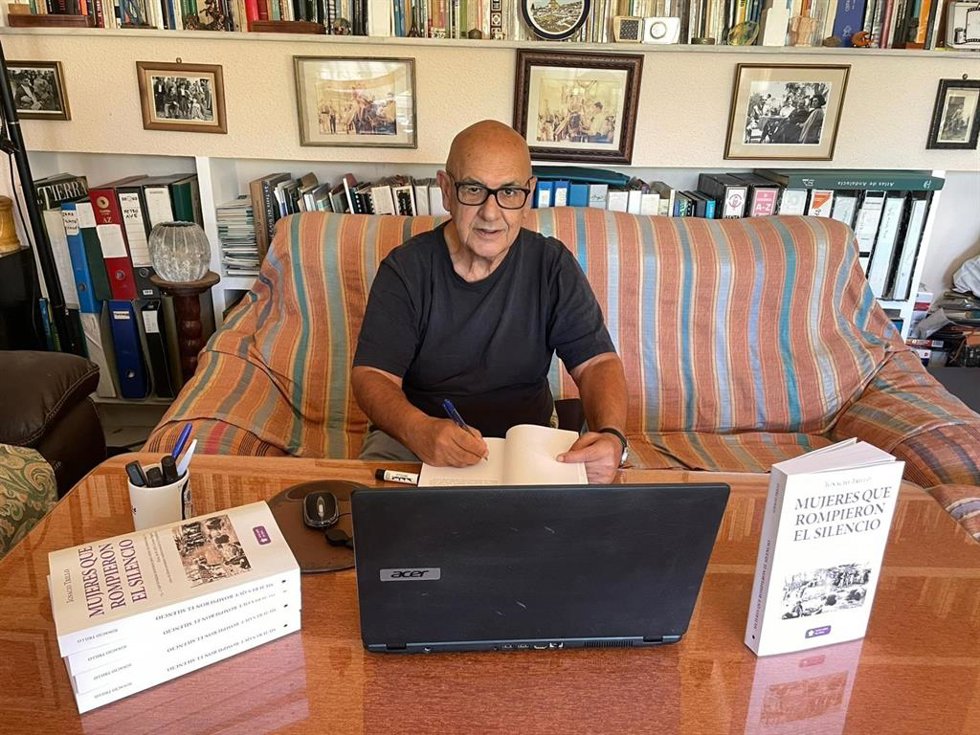 El autor Juan Ignacio Trillo junto a su obra 'Mujeres que rompieron el silencio'