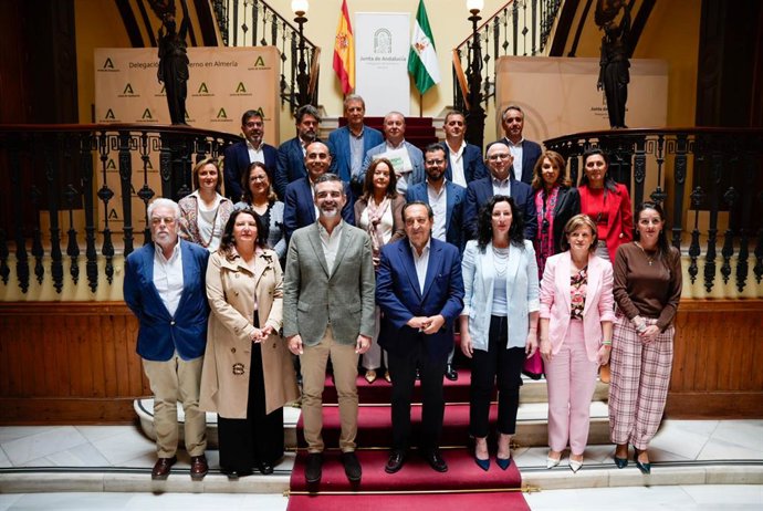El consejero de Agricultura, Pesca, Agua y Desarrollo Rural, Ramón Fernández-Pacheco (3d), preside una foto de familia junto a los participantes en la reunión del Comité Ejecutivo Nacional de Asaja en Almería. A 11 de mayo de 2026 en Almería (Andalucía, E