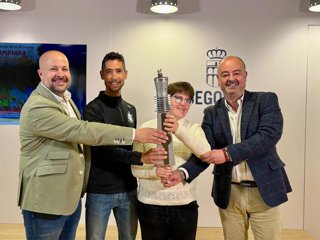 El concejal de Deportes de Segovia, Jesús Garrido (izda), el corredor Javi Guerra; la multiatleta Celia Mesonero y el concejal de Juventud, Sergio Garrido, con la antorcha de las Olimpiadas Escolares.