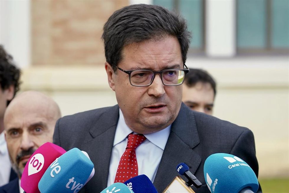 Archivo - El ministro para la Transformación Digital y de la Función Pública, Óscar López atiende a los medios en una imagen de archivo.