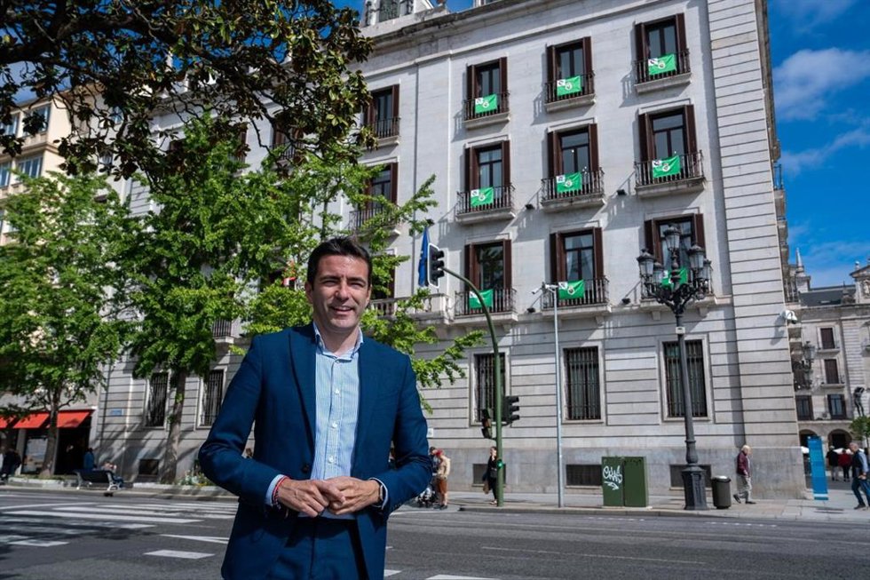 Facahada de la Delegación con banderas del Racing.