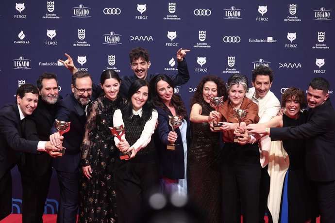 Archivo - El equipo de 'Los domingos' posa con los premios que ha conseguido en la alfombra roja de los premiados en los Premios Feroz 2026, en el Pazo da Cultura, a 24 de enero de 2026, en Pontevedra, Galicia (España). 