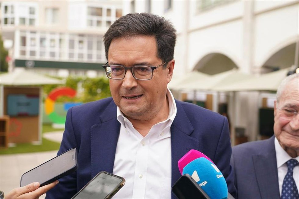 Archivo - El ministro para la Transformación Digital y de la Función Pública, Óscar López, atiende a los medios.