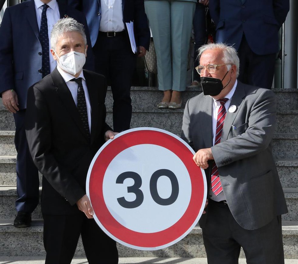 Archivo - El ministro del Interior, Fernando Grande-Marlaska (i) y el director general de Tráfico, Pere Navarro (d) posan con una señal durante la inauguración de la Jornada de la Dirección General de Tráfico (DGT) sobre la implantación de los 30 km/h en 