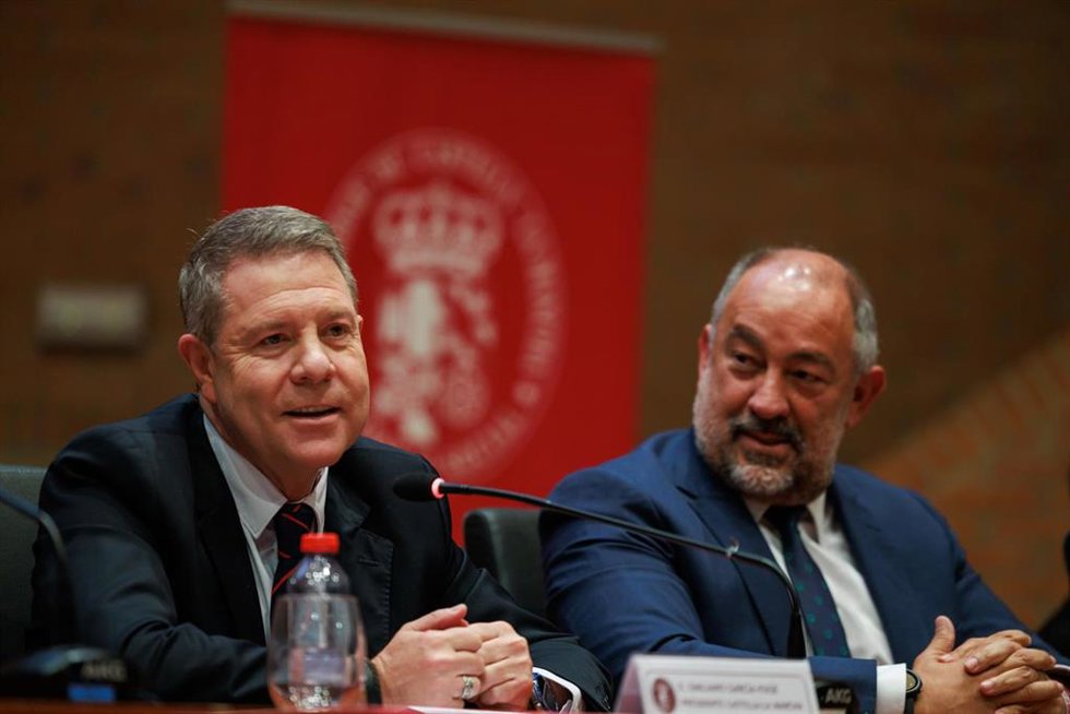El presidente de Castilla-La Mancha, Emiliano García-Page, asiste al acto de entrega de los premios correspondientes a la XV convocatoria de los Reconocimientos del Consejo Social de la UCLM que se celebra en Albacete.