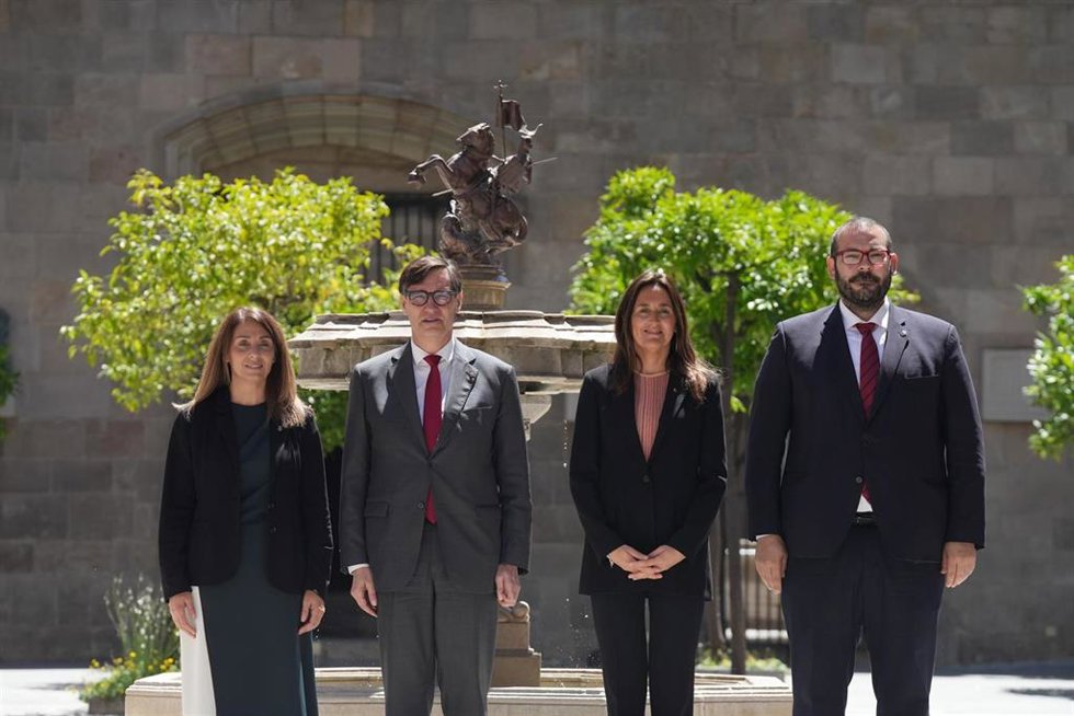 (i-d) La presidenta de la ACM, Meritxell Budó, el presidente de la Generalitat, Salvador Illa, la consellera de Educación de la Generalitat de Catalunya, Esther Niubó, y el presidente de la FMC, David Bote, durante la firma del acuerdo de colaboración con