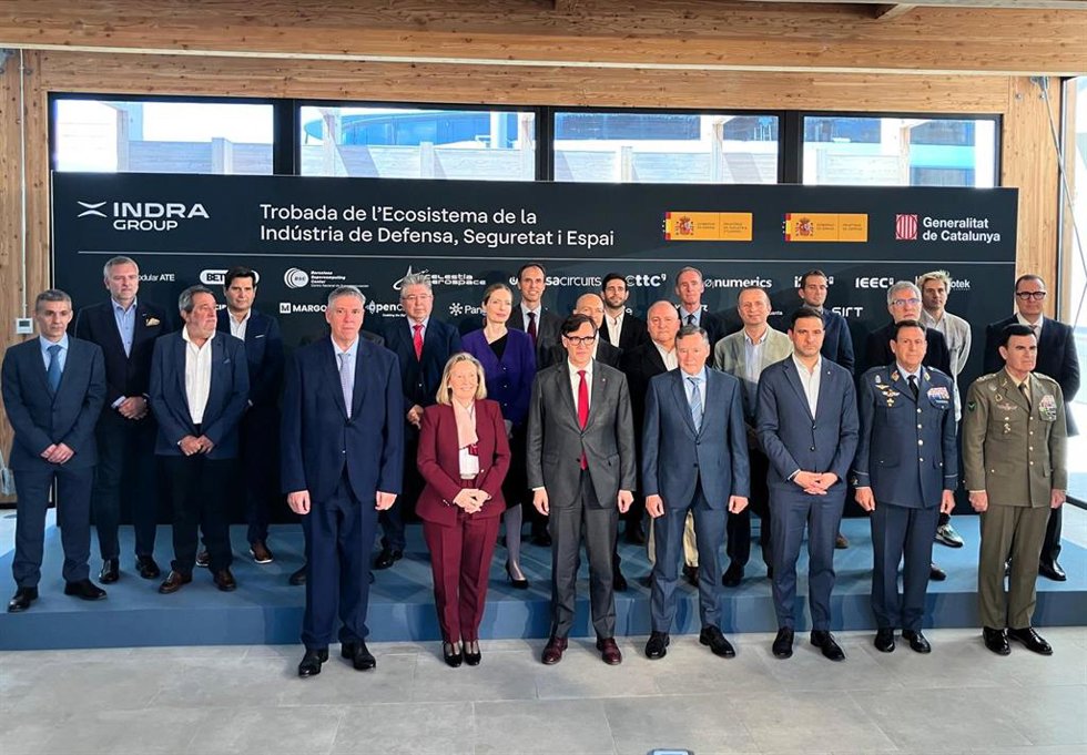 El presidente de la Generalitat, Salvador Illa, junto a la secretaria de Estado de Defensa, Amparo Valcarce; el presidente de Indra, Ángel Simón, y el consejero delegado, José Vicente de los Mozos, entre otros.