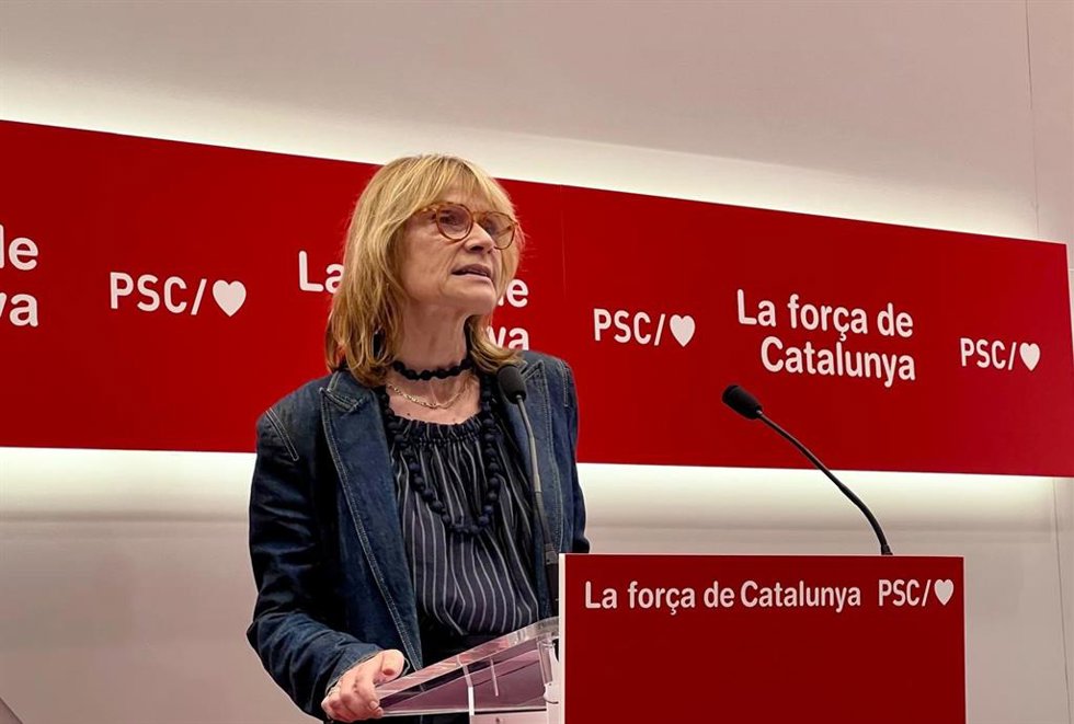 La vicesecretaria y portavoz del PSC, Lluïsa Moret, en una rueda de prensa este lunes