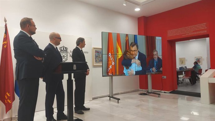 La corporación municipal ha recordado al alcalde José Ballesta junto a los medios de comunicación con un vídeo del acto de toma de posesión
