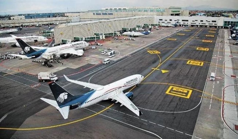 Archivo - Un aeropuerto en México.