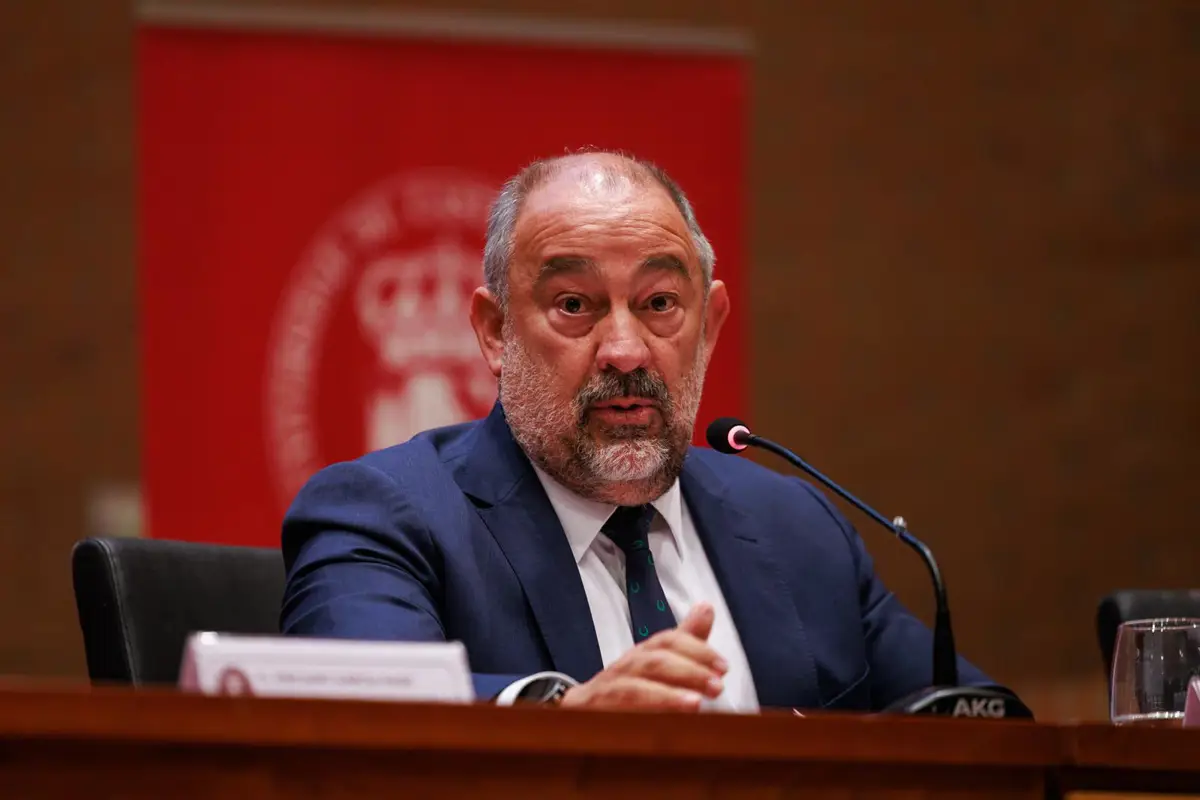 El rector de la UCLM, Julián Garde