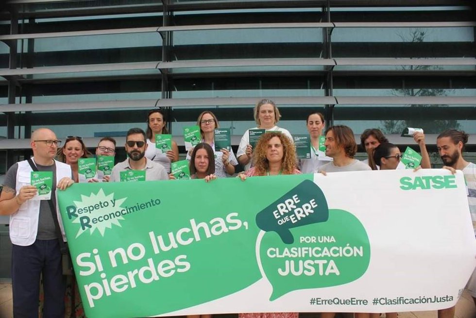 Archivo - Miembros del sindicato Satse Baleares en Son Espases, en defensa de la reclasificación profesional de enfermeras y fisioterapeutas.