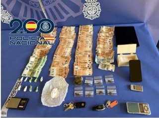 En el registro de los inmuebles se ointervinieron hachís, cocaína, dinero en efectivo y diverso material relacionado con la manipulación y distribución de droga.