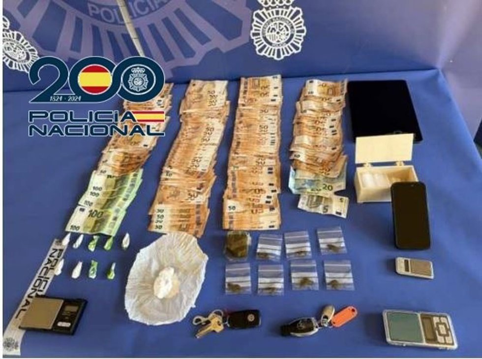 En el registro de los inmuebles se ointervinieron hachís, cocaína, dinero en efectivo y diverso material relacionado con la manipulación y distribución de droga.