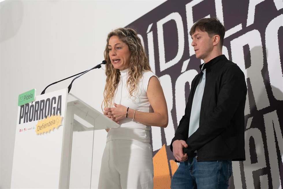 La coordinadora general de Sumar, Lara Hernández, y el concejal de Más Madrid, Eduardo Rubiño, durante una rueda de prensa a 13 de abril de 2026, en Madrid (España).