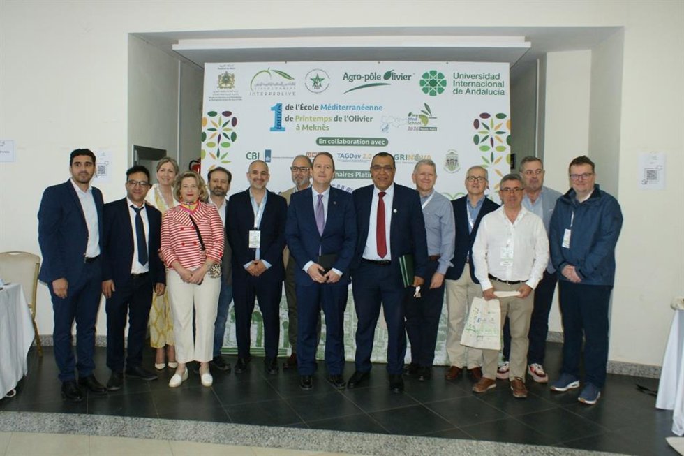 El rector de la UNIA, José Ignacio García, junto al director de la Escuela Nacional de Agricultura (ENA) de Meknés, Saïd Amiri, junto al profesorado y técnicos de la UNIA de la I Escuela de Primavera del Olivo.