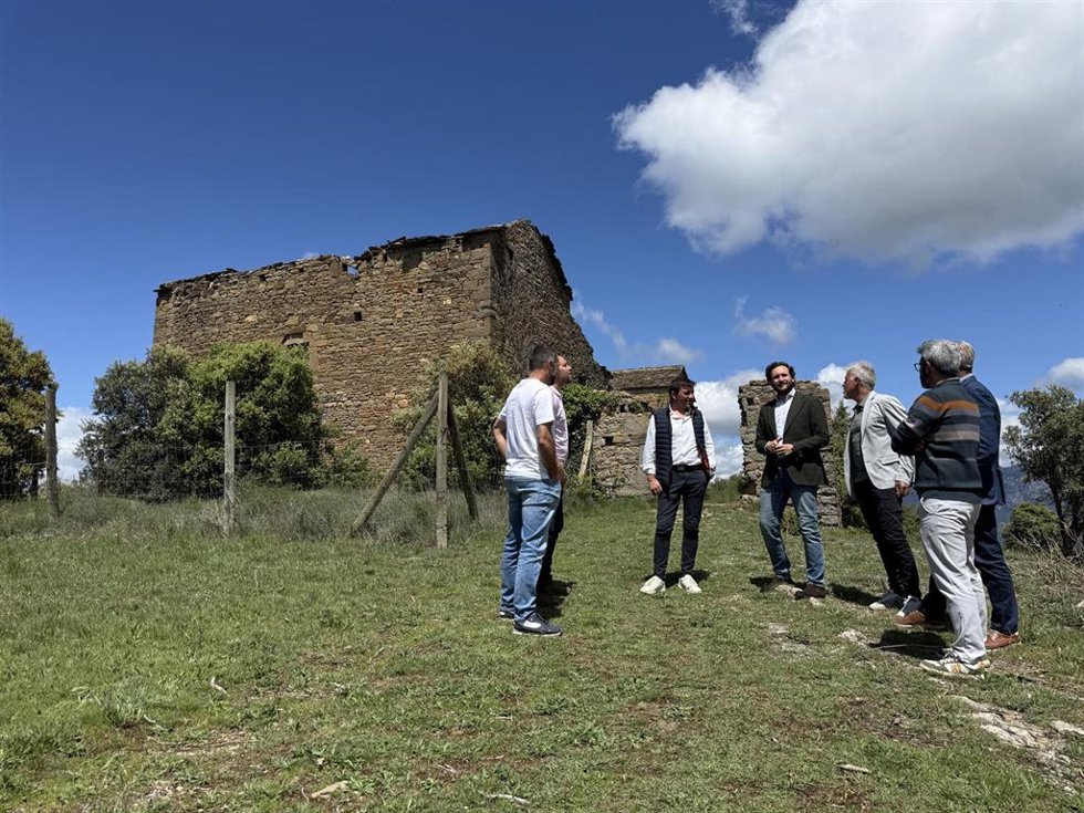 El presidente de la DPH, Isaac Claver, y el alcalde de La Fueva, Jesús Solano, junto a la casa del Concejo de Muro de Roda.