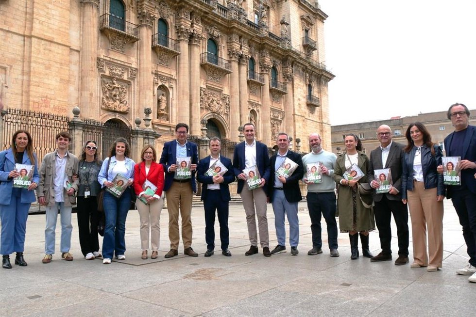 El ministro Óscar López durante su paseo electoral en Jaén capital