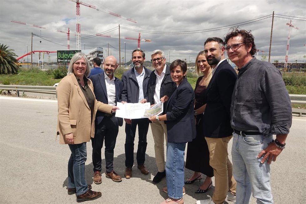 La secretaria de Vivienda y Agenda Urbana del PSOE, Isabel Rodríguez, en un acto electoral junto al secretario general del PSOE de Málaga y candidato, Josele Aguilar.