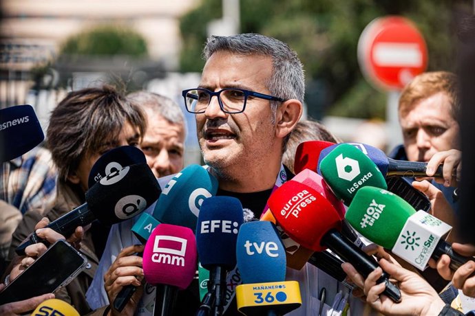 El delegado de CSIF en el Hospital Gómez Ulla, José García, atiende a los medios de comunicación, frente al Hospital Gómez Ulla, a 11 de mayo de 2026, en Madrid (España).