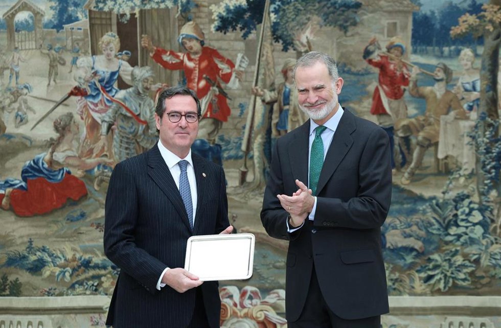 El Rey Felipe VI (d) y el presidente de la CEOE, Antonio Garamendi (i), durante la entrega del XXXVI Premio FIES de Periodismo, en el Palacio Real de El Pardo