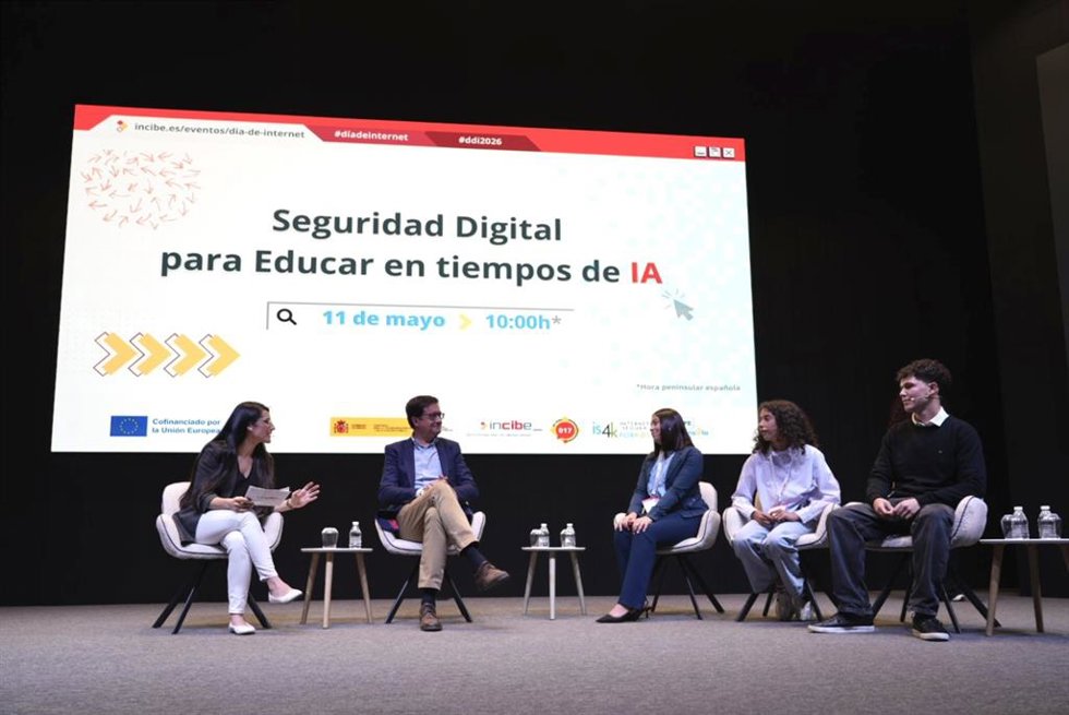 El ministro para la Transformación Digital y de la Función Pública, Óscar López, en la jornada 'Seguridad Digital para Educar en tiempos de IA' celebrada en Jaén.