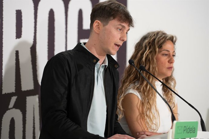 La coordinadora general de Sumar, Lara Hernández, y el concejal de Más Madrid, Eduardo Rubiño, durante una rueda de prensa a 13 de abril de 2026, en Madrid (España)